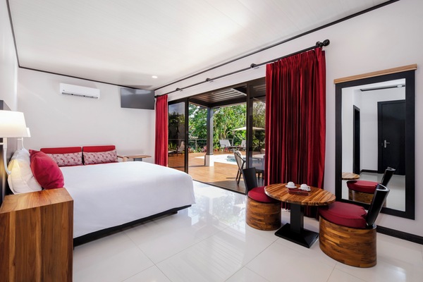 Chato Suite with Private Pool 1 King Bed | Minibar, brankas, meja kerja, dan ruang kerja ramah laptop