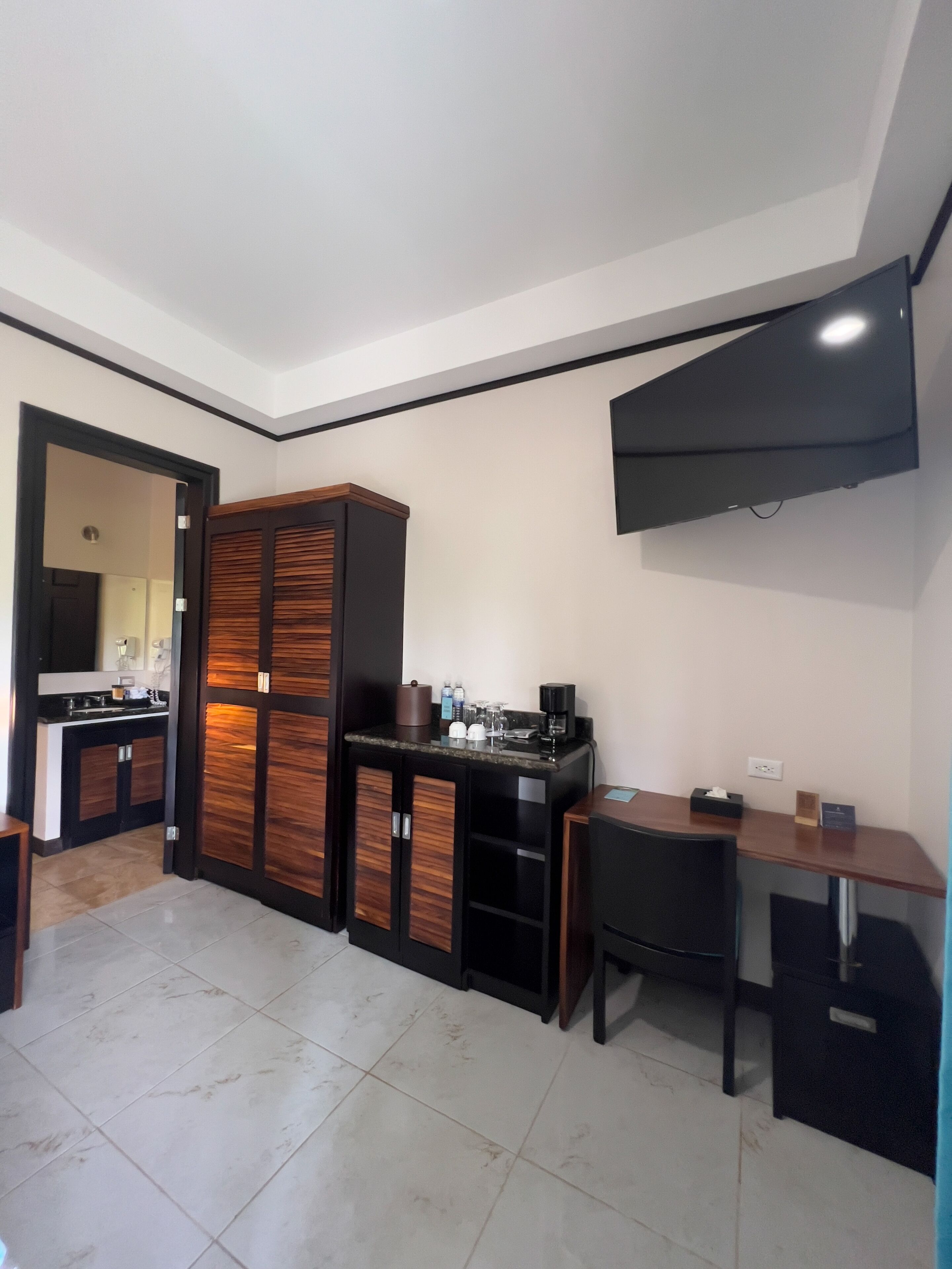 standard double room | 1 bedroom, minibar, in-room safe, desk