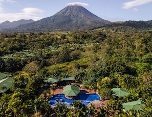 2 outdoor pools, free cabanas, pool umbrellas - Arenal Manoa & Hot Springs Resort (La Fortuna)
