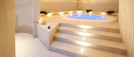 Indoor spa tub