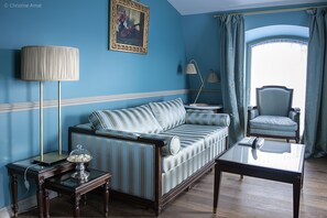 Suite (de Sèze) | Senger med overmadrass, minibar og safe på rommet