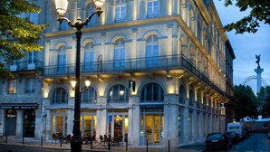 A historic hotel with multiple floors, large windows, and a balcony with railings. - Hôtel de Sèze (Bordeaux)