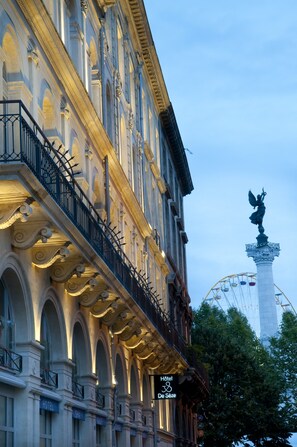 A historic building with ornate balconies and a statue on top. - Hôtel de Sèze (Bordeaux)