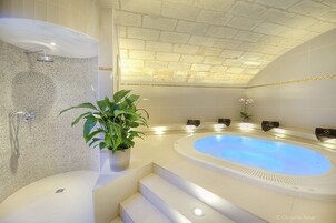 Salas de tratamientos para parejas, sauna, bañera de hidromasaje 