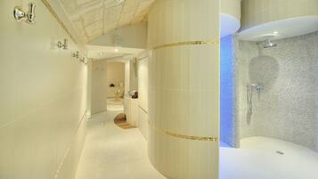 Couples treatment room(s), sauna, hot tub, steam room, body treatments
