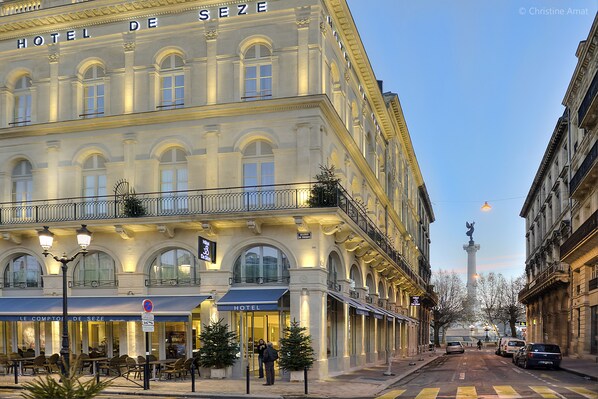 A historic building with a sign reading "HOTEL DE SEZE." - Hôtel de Sèze (Bordeaux)