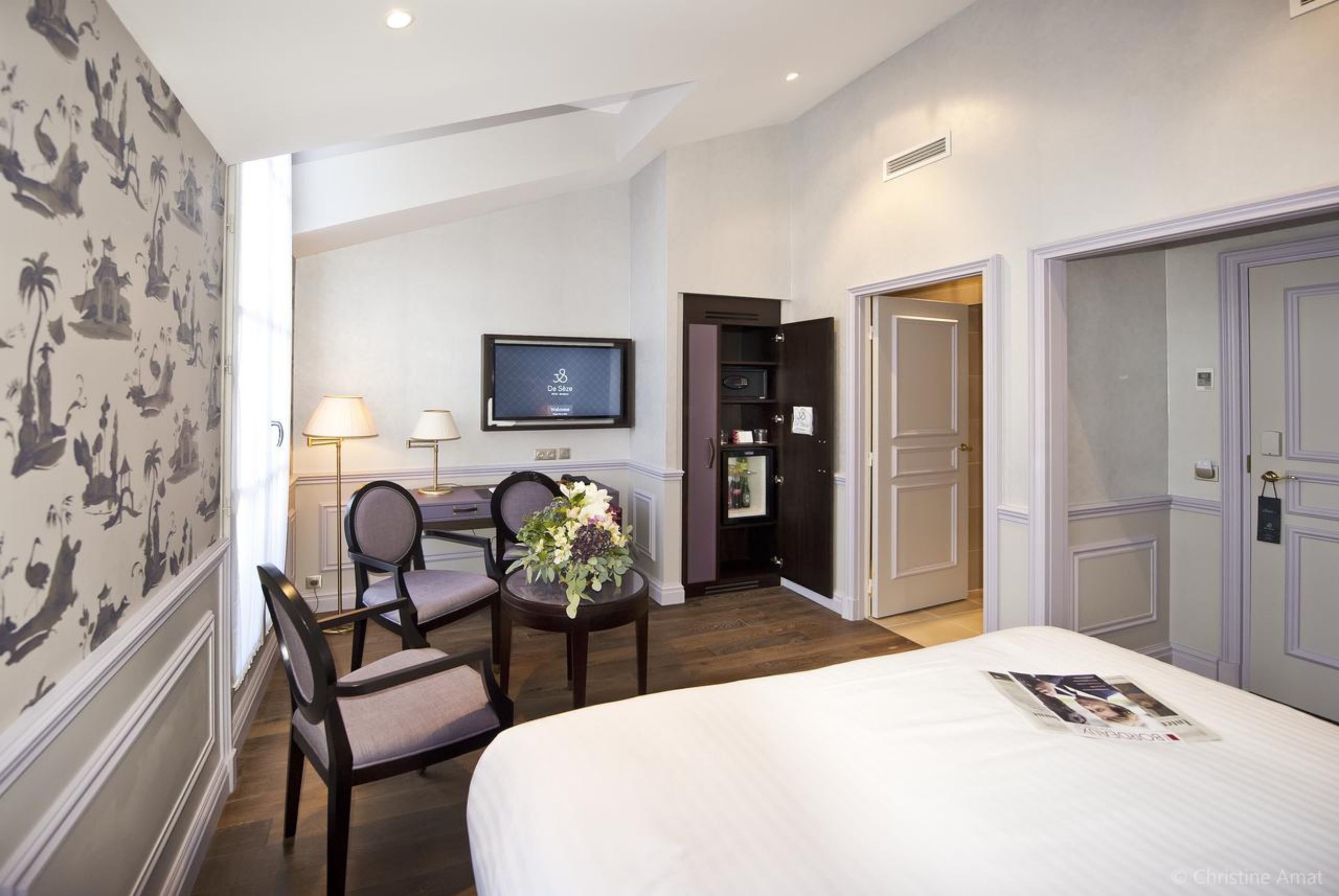 deluxe double room | pillow-top beds, minibar, in-room safe, laptop workspace