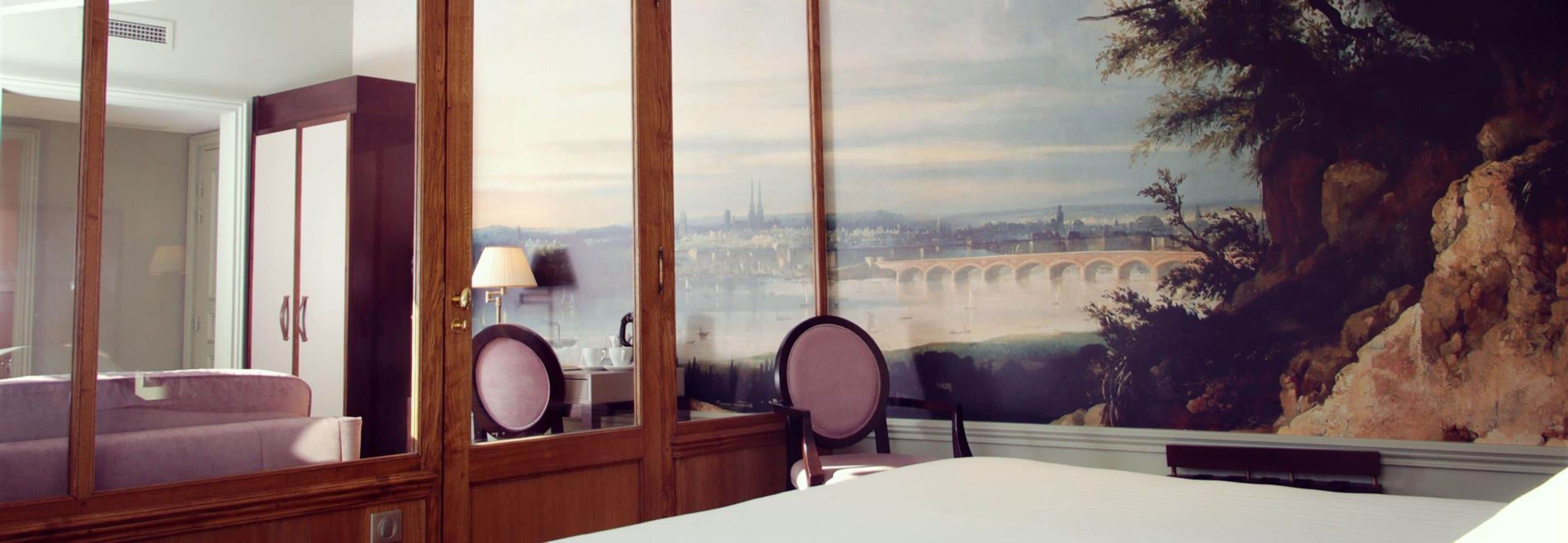 Surmatelas, minibar, coffres-forts dans les chambres