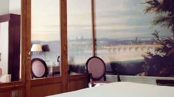 Surmatelas, minibar, coffres-forts dans les chambres