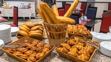 2 restaurants, serveren ontbijt