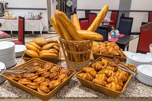 2 间餐厅，供应早餐