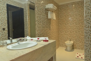 Artículos de tocador gratuitos, secador de pelo, bidet, toallas