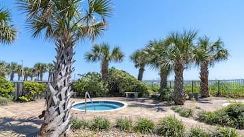 Tina de hidromasaje al aire libre