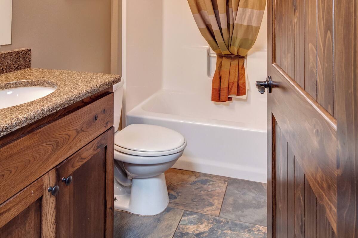 premium cabin, 2 bedrooms, 2 bathrooms, park view | bathroom | combined shower/bathtub, free toiletries, hair dryer, towels