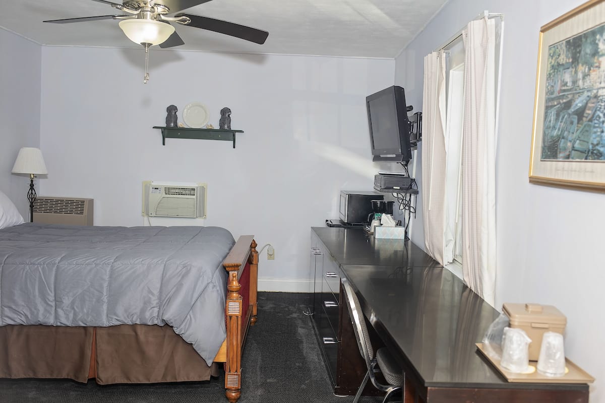 Habitación Deluxe, 1 cama Queen size | Escritorio, wifi gratis, ropa de cama y despertador