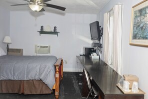 Escritorio, wifi gratis, ropa de cama y despertador 