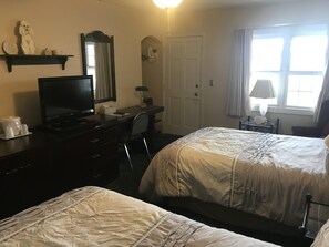 Habitación estándar, 2 camas dobles, no fumadores, vistas al lago | Escritorio, wifi gratis, ropa de cama y despertador