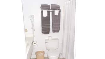 Standardrum - 2 dubbelsängar - icke-rökare - sjöutsikt | Badrum | Badkar/dusch, gratis toalettartiklar, hårtork och handdukar