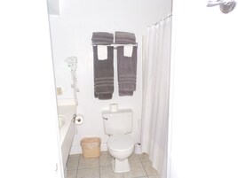 Habitación estándar, 2 camas dobles, no fumadores, vistas al lago | Baño | Ducha y bañera combinadas y artículos de higiene personal gratuitos