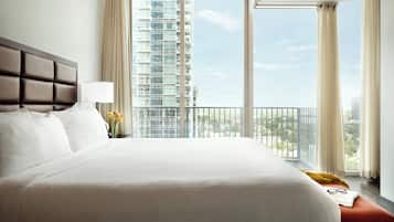 Suite, 1 slaapkamer, balkon, hoek | Luxe beddengoed, pillowtop-bedden, een kluis op de kamer, een bureau