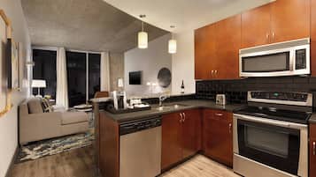 Full-sized fridge, microwave, oven, stovetop