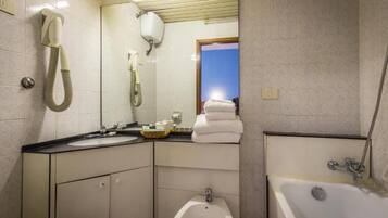 Dusch, hårtork, bidé och handdukar