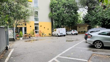 Parking sans voiturier (5 EUR par jour)