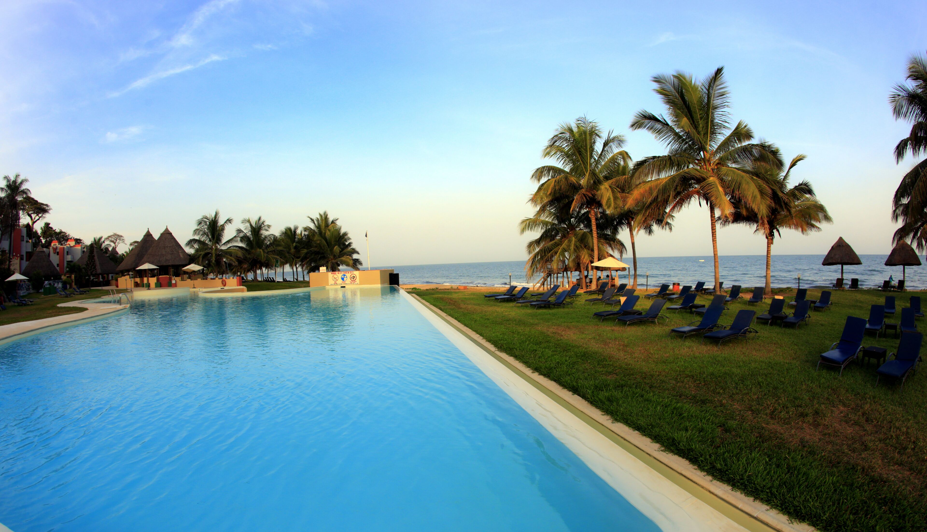 Utendørsbasseng, bassengparasoller og solsenger