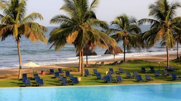 Privat strand, solstolar och strandbarer