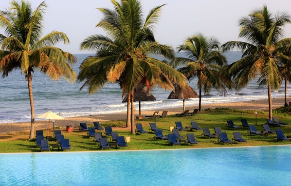 Plage privée, chaise longue, bar sur la plage