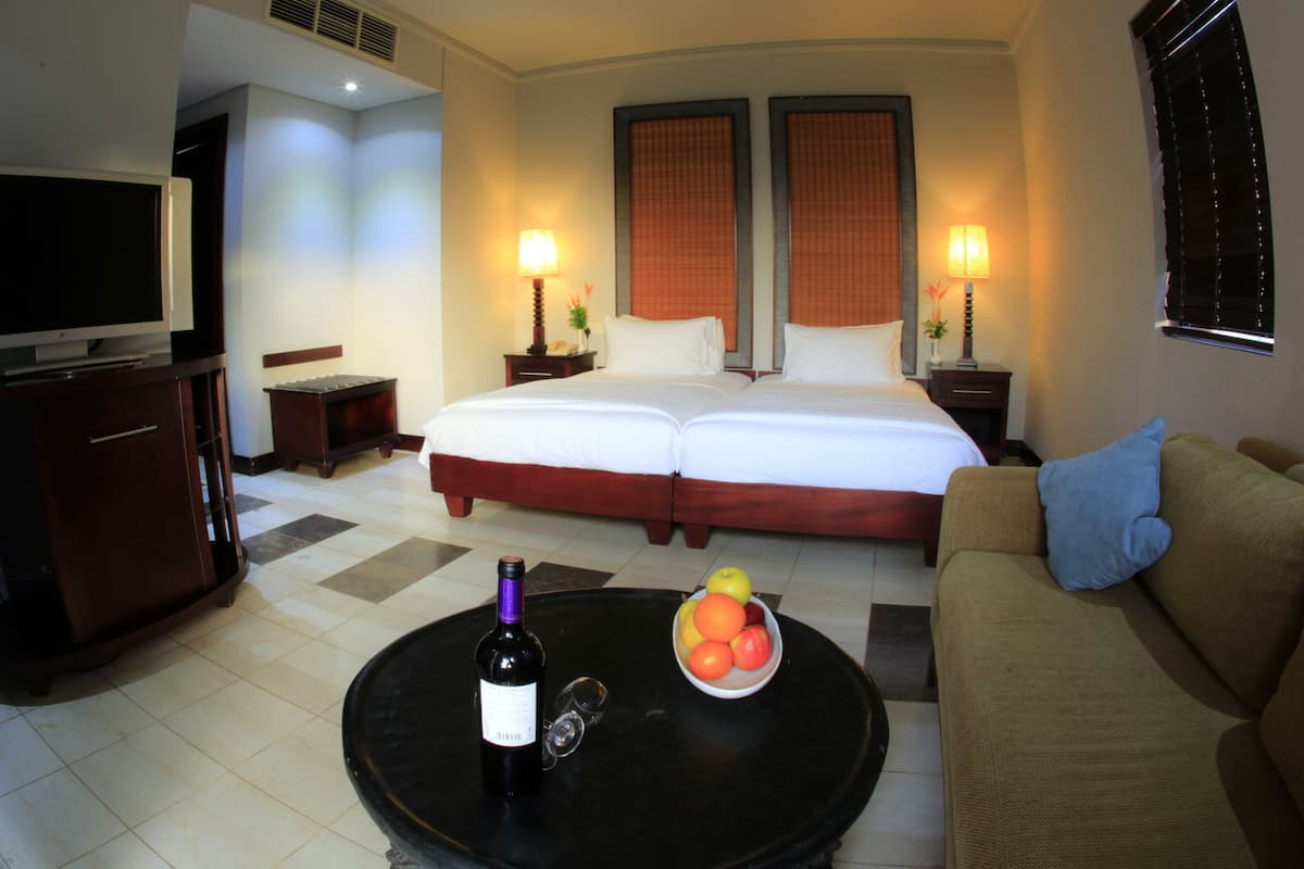 Sábanas de algodón egipcio y minibar 