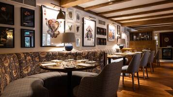 Frühstück, Mittagessen, internationale Küche, Blick auf den Pool