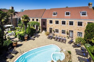 Outdoor pool, pool umbrellas, sun loungers
