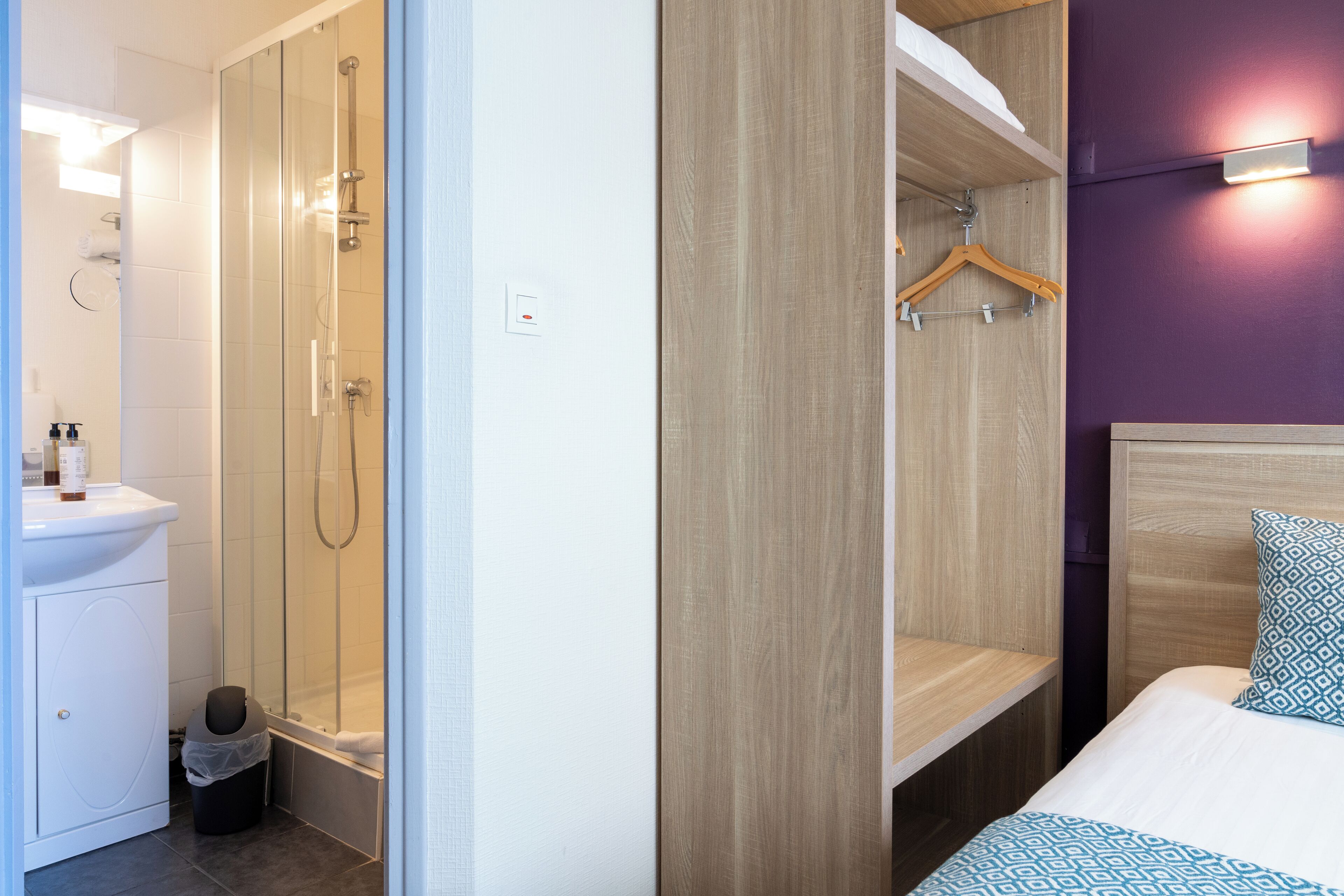 Single Room | Bathroom | Free toiletries, hair dryer, towels, toilet paper