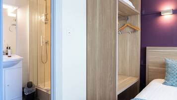 Single Room | Bathroom | Free toiletries, hair dryer, towels, toilet paper