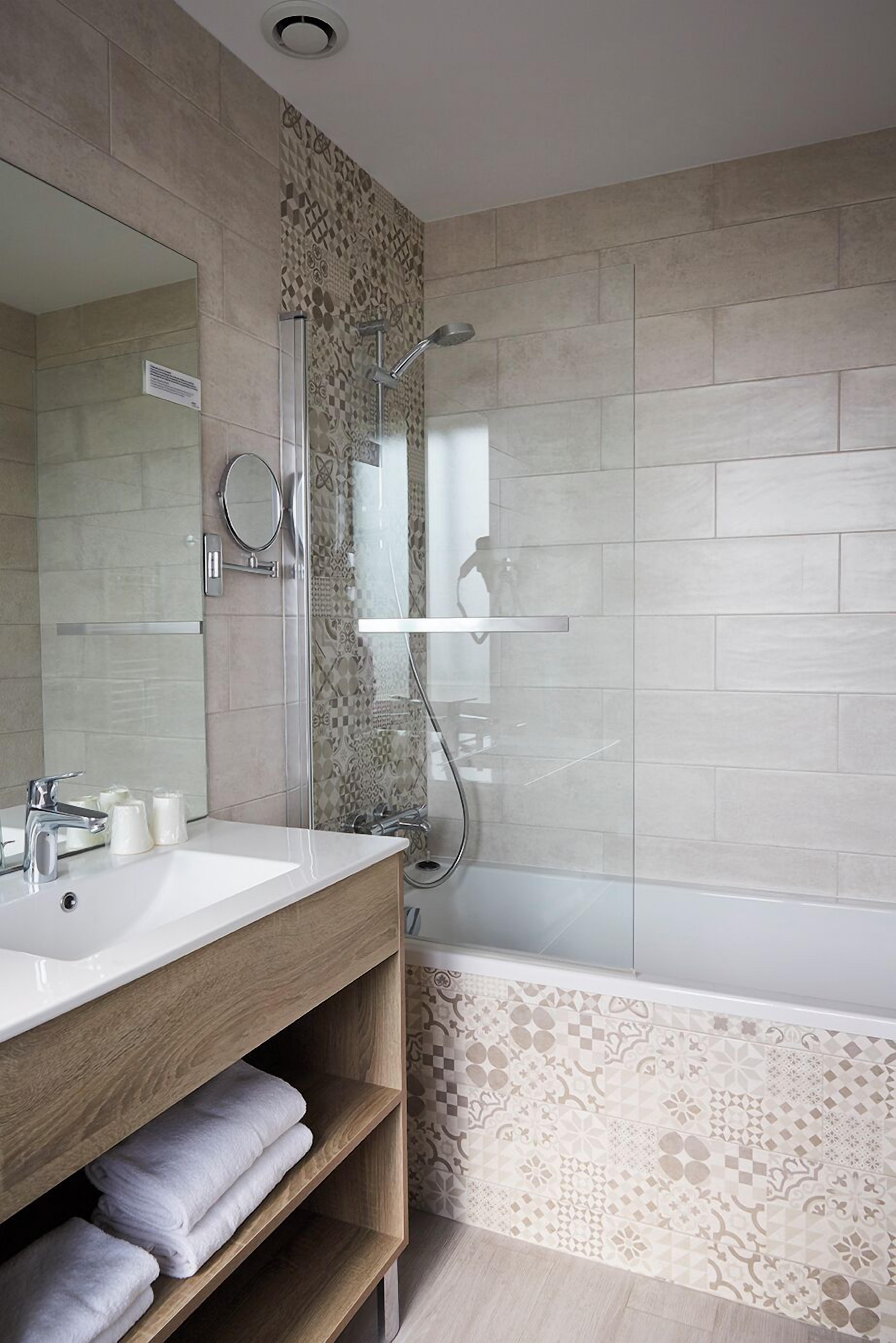 comfort double room | bathroom | free toiletries, hair dryer, towels, toilet paper