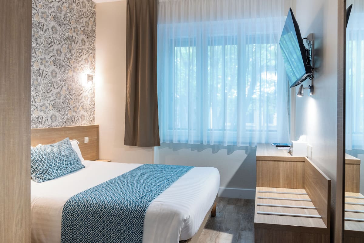 Quarto casal standard | Escrivaninha, espaço de trabalho para notebook, quartos à prova de som