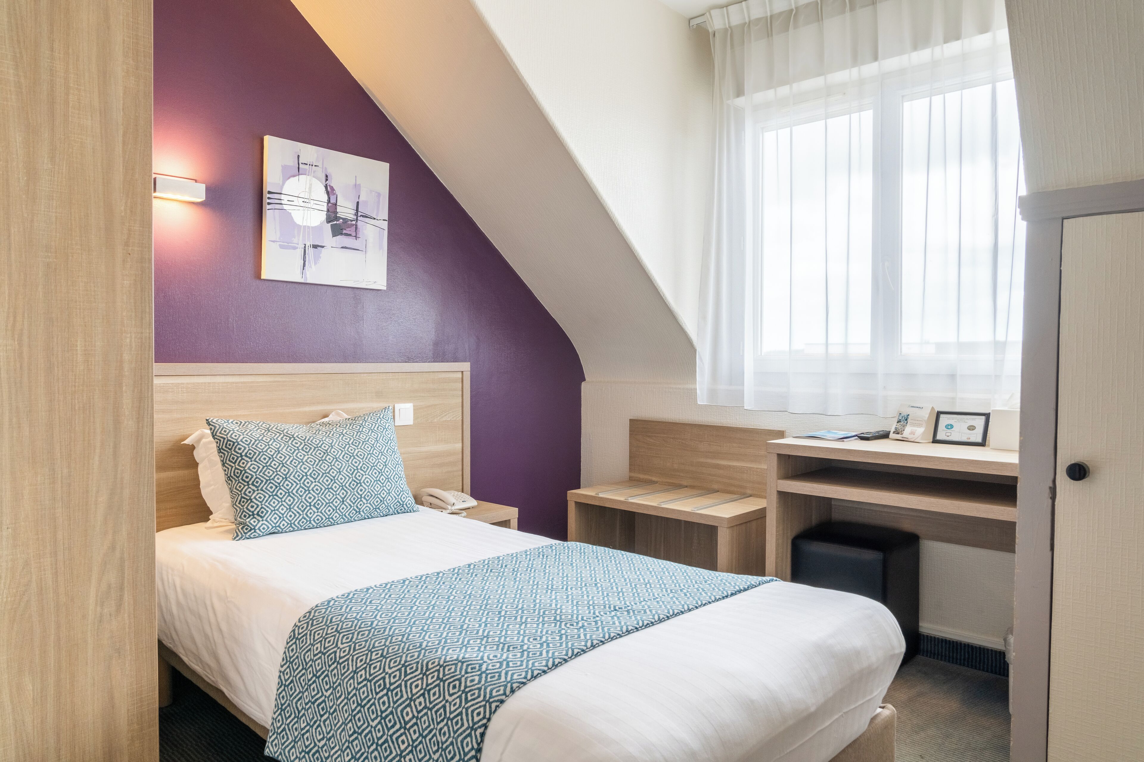 Eenpersoonskamer | Een bureau, een laptopwerkplek, geluiddichte muren, gratis wifi