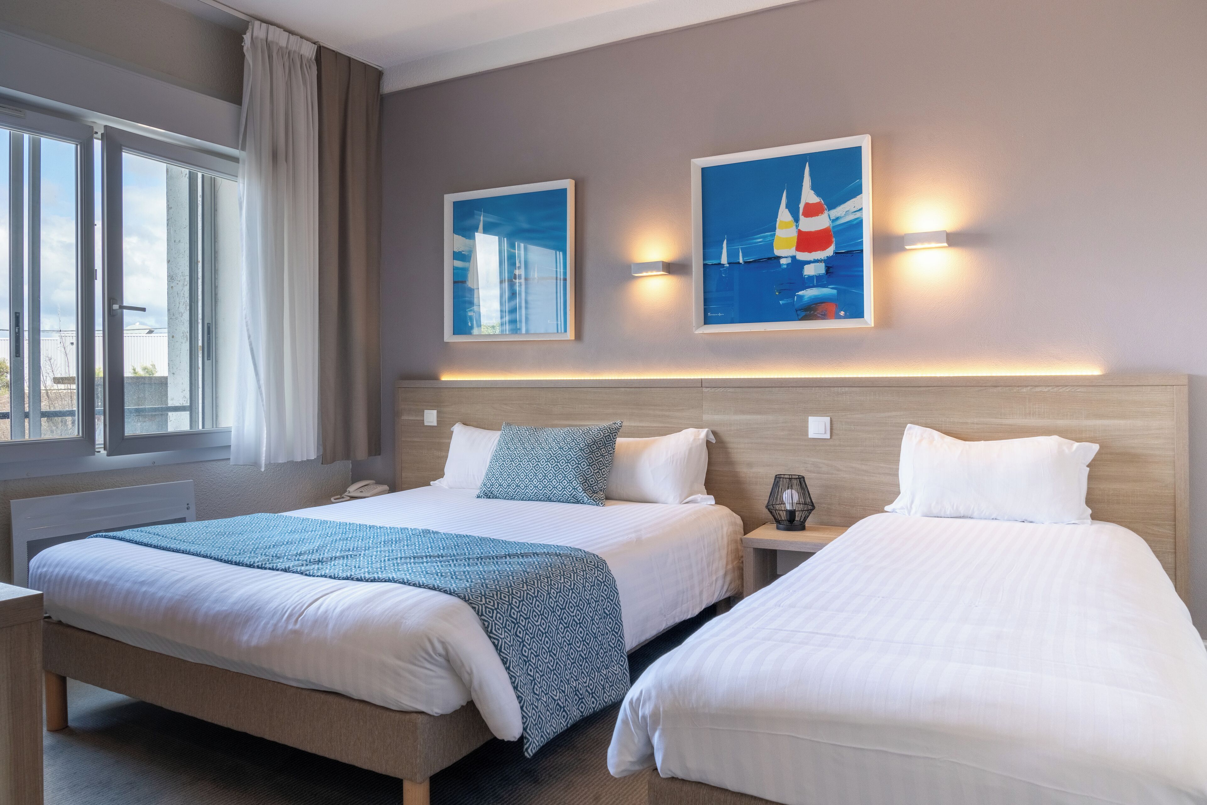 Phòng 3 tiện nghi đơn giản | Bàn, khu vực làm việc phù hợp cho laptop, phòng cách âm 