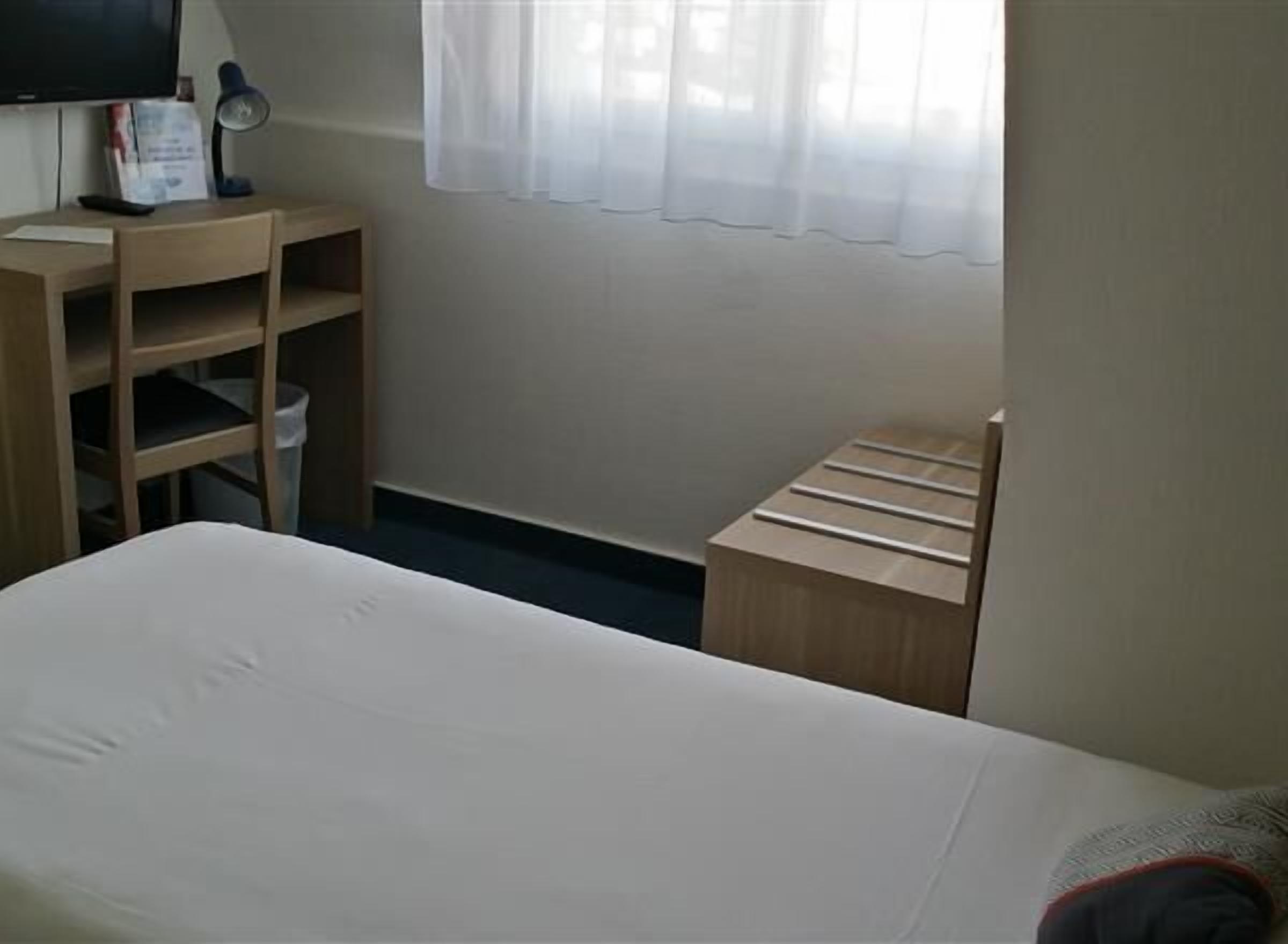 desk, laptop workspace, soundproofing, free wifi