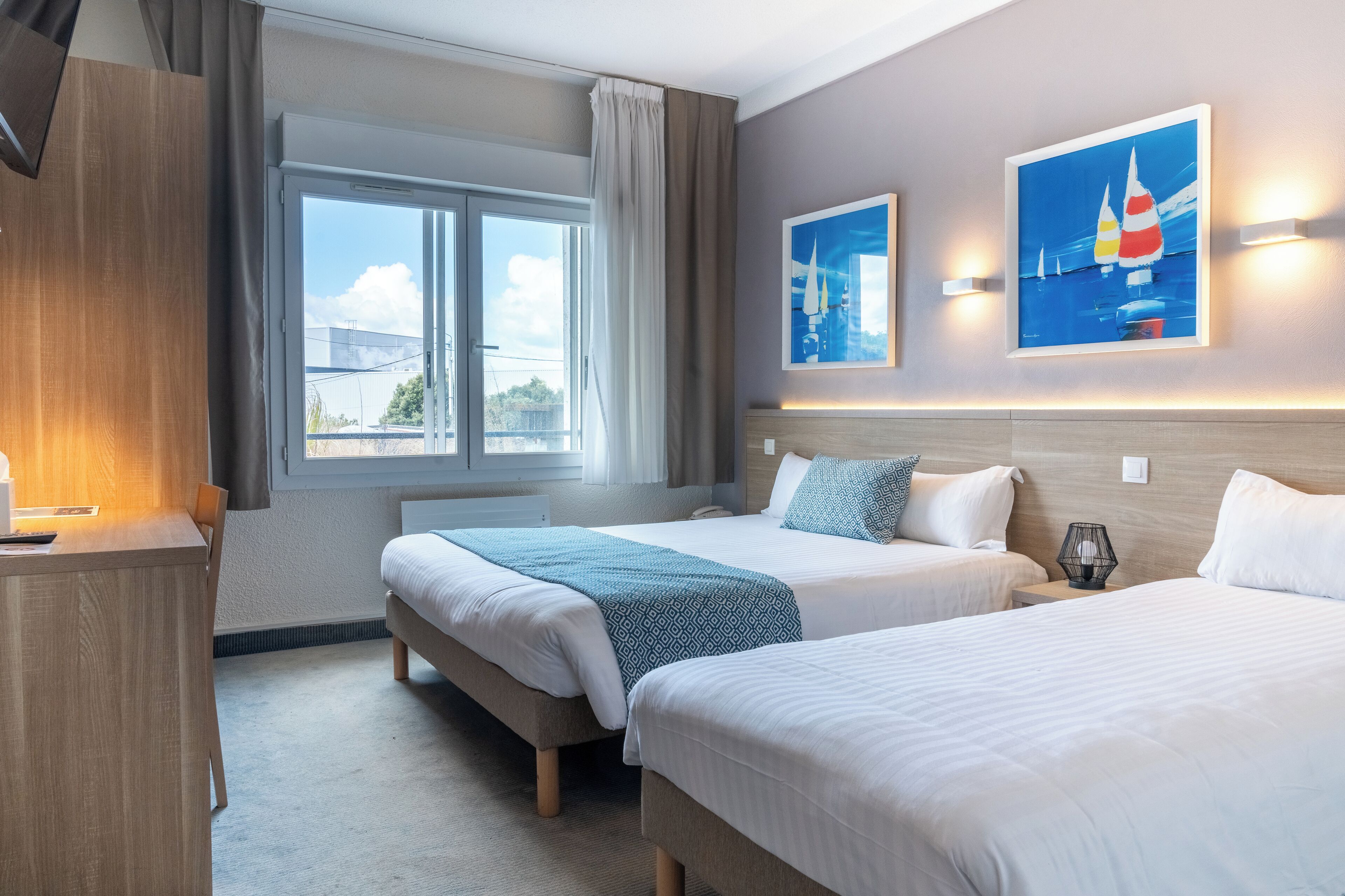 Comfort-Dreibettzimmer | Schreibtisch, laptopgeeigneter Arbeitsplatz, schallisolierte Zimmer