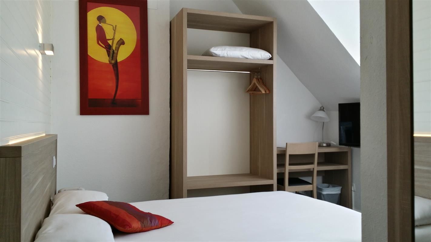 desk, laptop workspace, soundproofing, free wifi