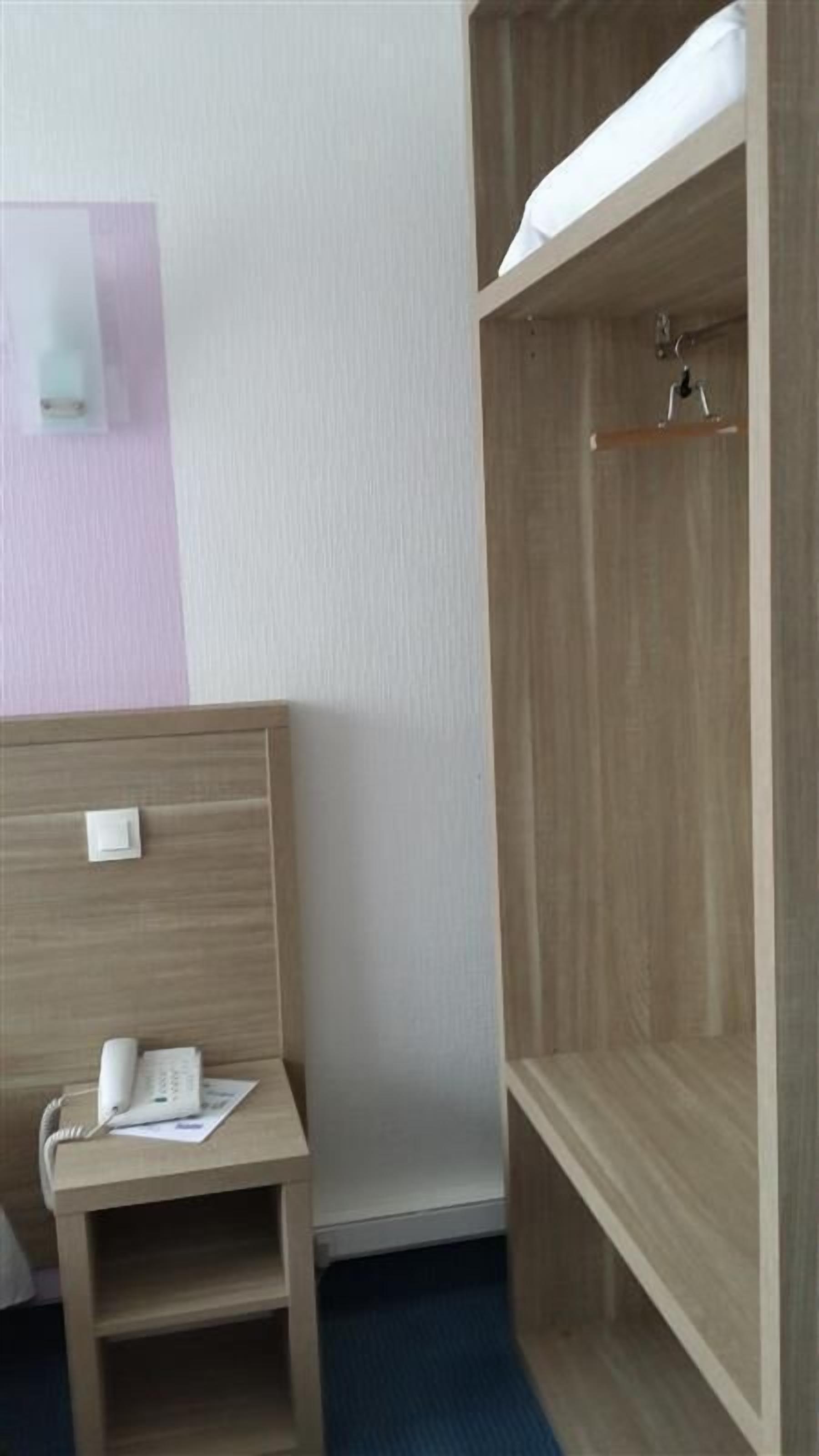 desk, laptop workspace, soundproofing, free wifi