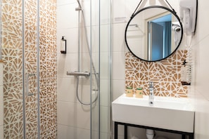 Kahden hengen comfort-huone | Kylpyhuone | Ilmaiset hygieniatuotteet, hiustenkuivaaja, pyyhkeet, vessapaperi