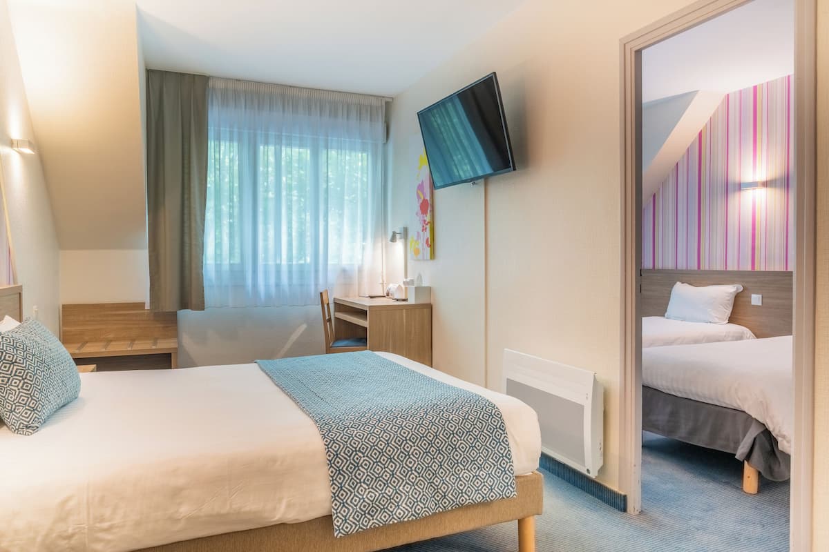 Quarto quádruplo conforto | Escrivaninha, espaço de trabalho para notebook, quartos à prova de som