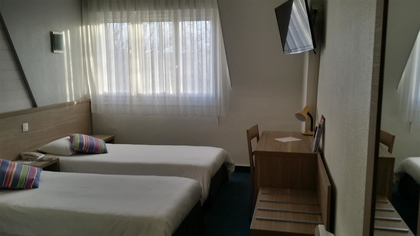 desk, laptop workspace, soundproofing, free wifi