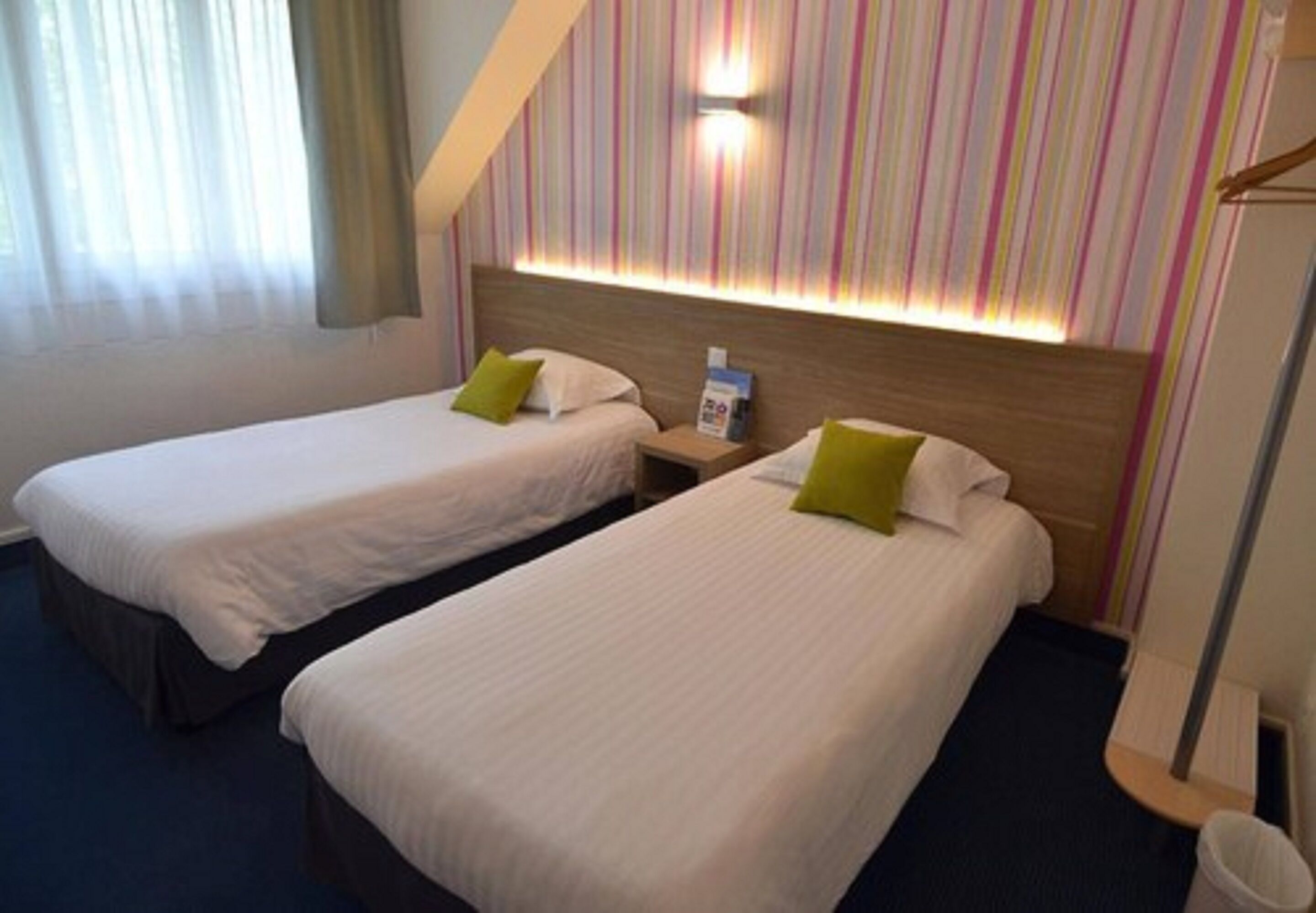 twin room | desk, laptop workspace, soundproofing, free wifi