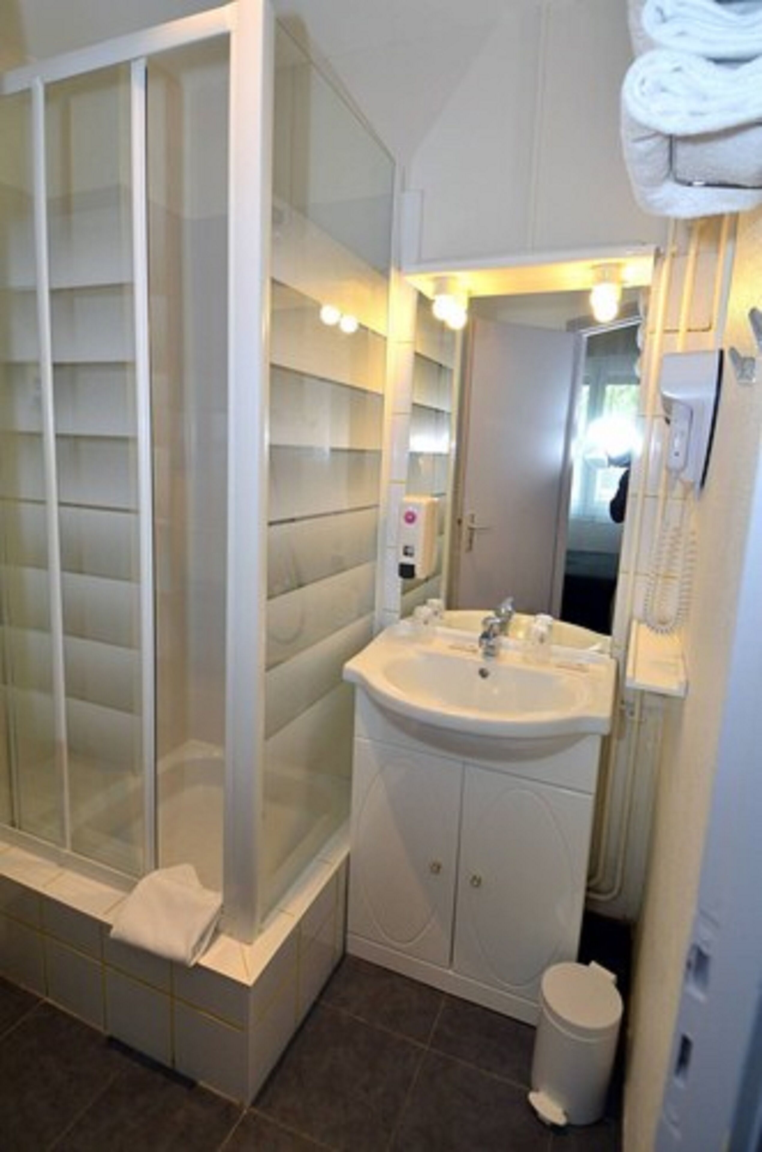 standard double room | bathroom | free toiletries, hair dryer, towels, toilet paper