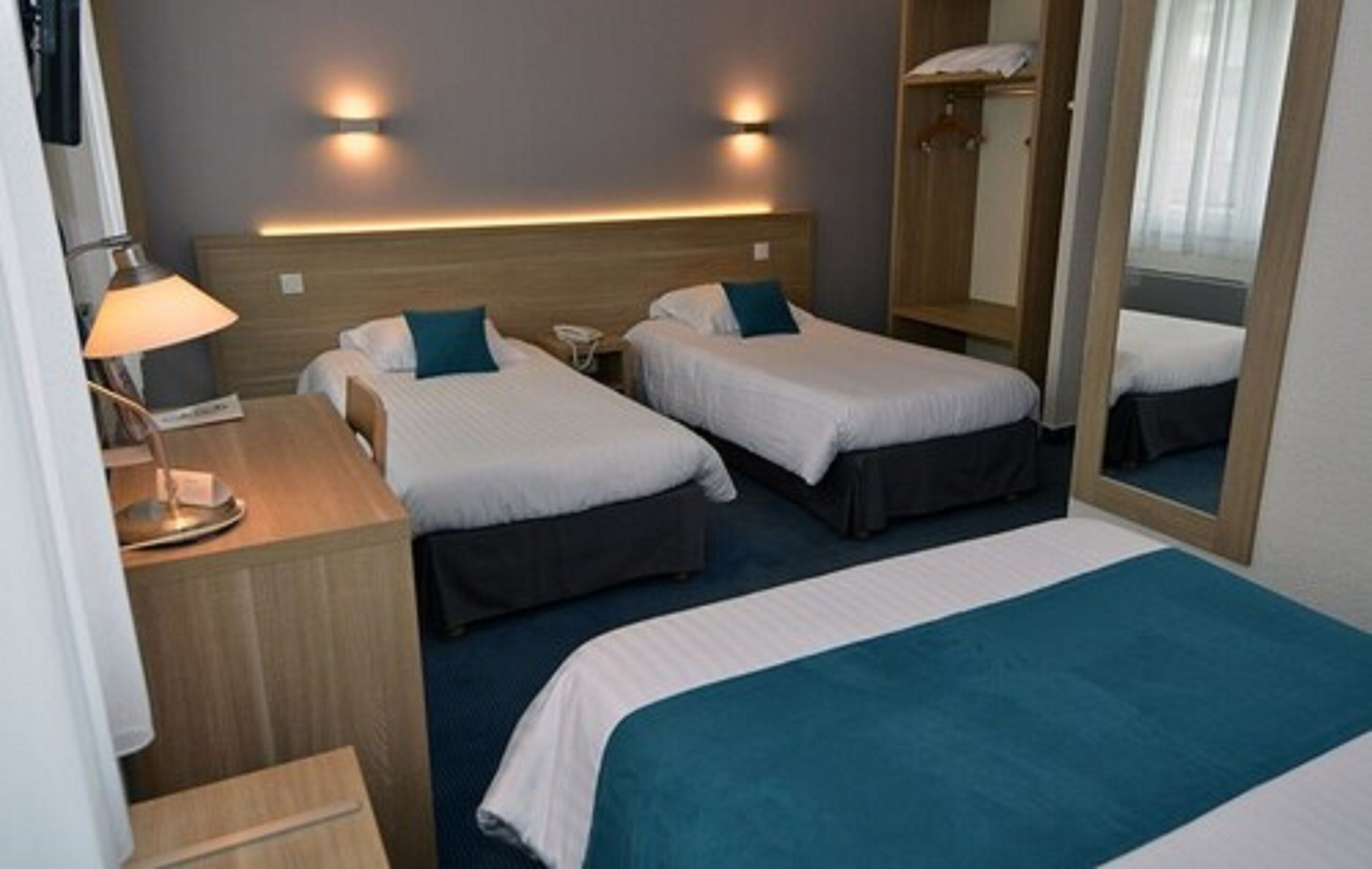 comfort quadruple room | desk, laptop workspace, soundproofing, free wifi