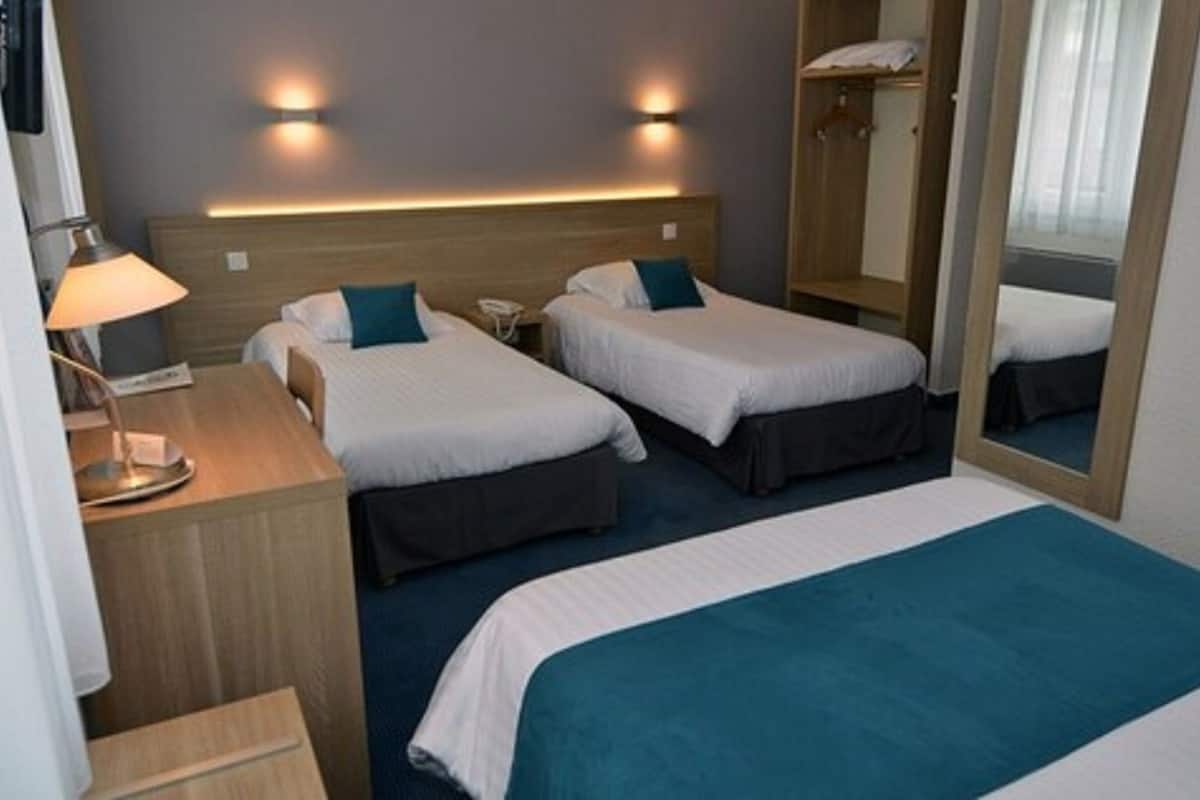 comfort quadruple room | desk, laptop workspace, soundproofing, free wifi